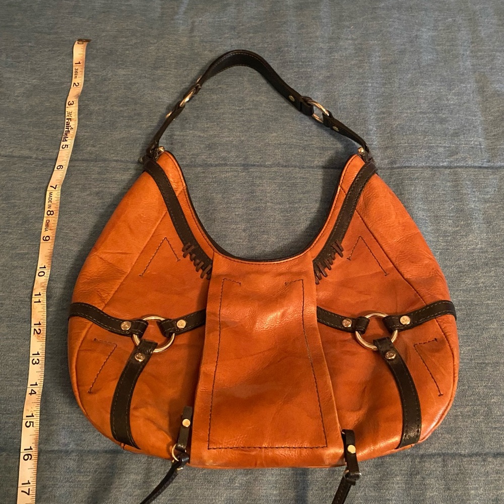 Stunning leather shoulder bag!